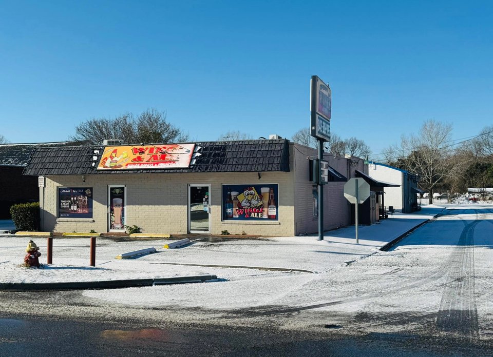 Wingz & Ale storefront in Hartsville.